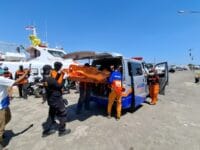 Tim Basarnas saat mengevakuasi Dg Sampara, seorang nelayan asal Takalar yang tewas saat melaut.