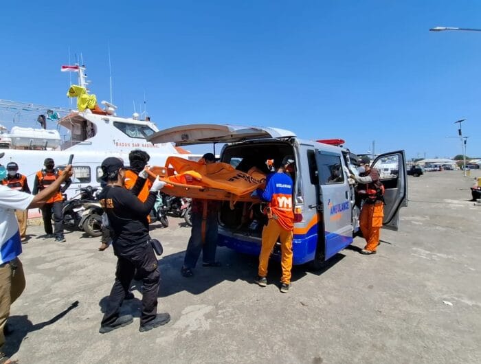 Tim Basarnas saat mengevakuasi Dg Sampara, seorang nelayan asal Takalar yang tewas saat melaut.