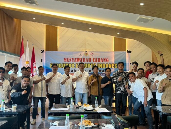 H Rohandi (kemeja Putih di tengah) terpilih secara aklamasi memimpin E-Sports Indonesia (ESI) Gowa dalam Muscab ESI Gowa di SS Sport Center Gowa, Rabu, 6 Agustus 2025.