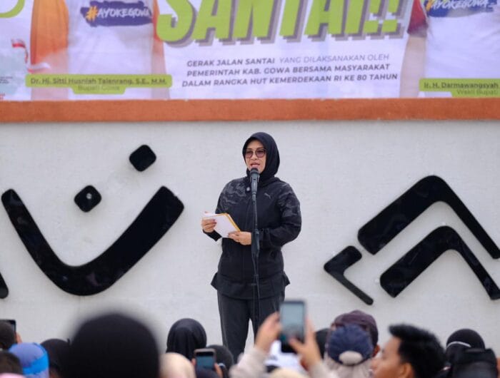 Bupati Gowa, Sitti Husniah Talenrang saat membuka jalan santai Pemkab Bantaeng di Taman Sultan Hasanuddin, Gowa, Minggu, 10 Agustus 2025.