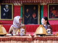 REPLIKA BALLA LOMPOA. Bupati Gowa, Sitti Husniah Talenrang saat bertemu dengan Direktur Jenderal Diplomasi, Promosi dan Kerja Sama Kebudayaan Kementerian Kebudayaan RI, Endah T. D. Renoastuti di Museum Istana Balla Lompoa, Senin (11/8).