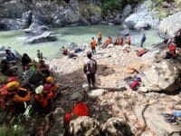 SULIT. Para tim penyelamat mencoba melakukan pencarian terhadap Muhammad Aril (22) yang tenggelam sejak tiga hari lalu di Sungai Mangngampa, Maros.