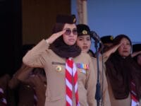 UPACARA. Bupati Gowa, Sitti Husniah Talenrang saat menjadi Pembina Apel Besar Peringatan Hari Pramuka ke-64 Tahun di Lapangan Upacara Kantor Bupati Gowa, Rabu (13/8)