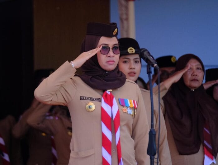 UPACARA. Bupati Gowa, Sitti Husniah Talenrang saat menjadi Pembina Apel Besar Peringatan Hari Pramuka ke-64 Tahun di Lapangan Upacara Kantor Bupati Gowa, Rabu (13/8)