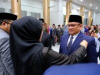 KEHORMATAN. Bupati Gowa, Sitti Husniah Talenrang saat menyerahkan tanda kehormatan kepada salah satu aparat sipil negara (ASN) di Kantor Bupati Gowa, Jumat, 15 Agustus 2025.