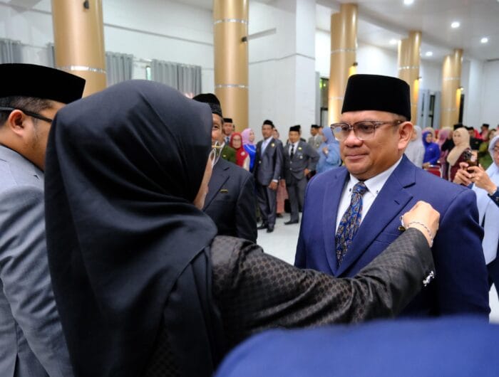 KEHORMATAN. Bupati Gowa, Sitti Husniah Talenrang saat menyerahkan tanda kehormatan kepada salah satu aparat sipil negara (ASN) di Kantor Bupati Gowa, Jumat, 15 Agustus 2025.