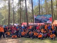 Basarnas Kota Makassar usai melaksanakan apel siaga merah putih di kaki gunung Bawakaraeng.