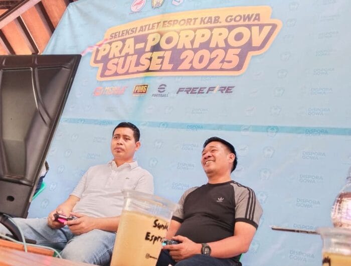 TANDING. Ketua ESI Gowa, H Rohandi (baju putih) bersama Kadispora Gowa, Ary Mahdin (kaus hitam) saat menggelar laga tanding E-Sports kategori E-football Console di RTH Lapangan Syech Yusuf, Gowa, Sabtu, 16 Agustus 2025.