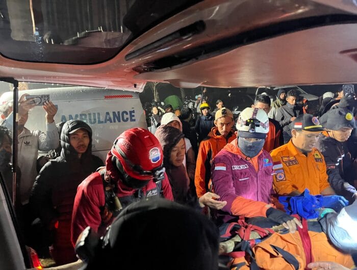 EVAKUASI. Seorang pendaki Bawakaraeng meninggal dunia setelah mengalami hipotermia akut. Korban dievakuasi dari puncak Bawakaraeng ke pos delapan.
