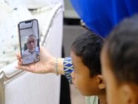 Bupati Gowa, Sitti Husniah Talenrang, didampingi dua bocah viral saat HUT Kemerdekaan RI, Samsul dan Aidil saat melakukan video call bersama Menko Bid Pangan RI, Zulkifli Hasan.