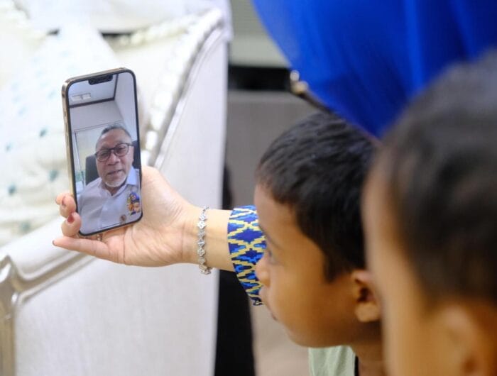 Bupati Gowa, Sitti Husniah Talenrang, didampingi dua bocah viral saat HUT Kemerdekaan RI, Samsul dan Aidil saat melakukan video call bersama Menko Bid Pangan RI, Zulkifli Hasan.