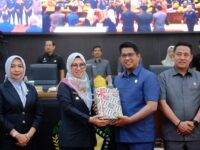 SOSIAL EKONOMI. Bupati Gowa, Sitti Husniah Talenrang dalam agenda Penyerahan Nota Keuangan dan Rancangan Peraturan Daerah (Ranperda) Tentang Perubahan APBD Kabupaten Gowa Tahun Anggaran 2025, di Ruang Rapat Paripurna DPRD Kabupaten Gowa, Selasa (26/8)