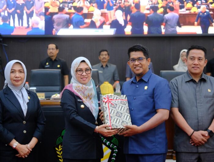 SOSIAL EKONOMI. Bupati Gowa, Sitti Husniah Talenrang dalam agenda Penyerahan Nota Keuangan dan Rancangan Peraturan Daerah (Ranperda) Tentang Perubahan APBD Kabupaten Gowa Tahun Anggaran 2025, di Ruang Rapat Paripurna DPRD Kabupaten Gowa, Selasa (26/8)