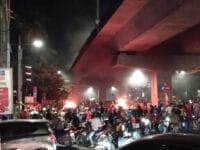 Aksi unjuk rasa di depan DPRD Kota Makassar, terlihat massa menutup jalan AP Pettarani dan membakar di depan pos jaga DPRD Kota Makassar.