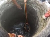 EVAKUASI. Petuga Damkar Maros melakukan evakuasi seekor sapi di dalam sumur dengan menerapkan trik hukum Archimedes.