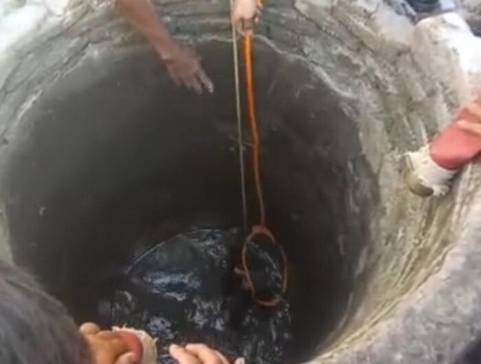 EVAKUASI. Petuga Damkar Maros melakukan evakuasi seekor sapi di dalam sumur dengan menerapkan trik hukum Archimedes.