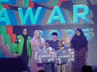 Ketua Umum PAN, Zulkifli Hasan saat memberikan beasiswa untuk kedua bocah asal Gowa yang viral saat HUT ke-80 RI di Gowa. Mereka viral lantaran memungut kue sisa dari pejabat untuk dibagikan ke teman-temannya.