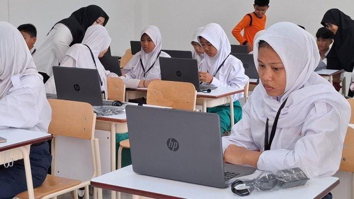LAPTOP. Salah satu perangkat pendidikan seklah rakyat berupa laptop akan segera disalurkan kepada siswa sekolah rakyat.