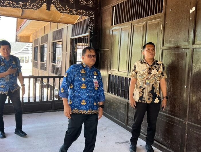 Bupati Takalar, Firdaus Daeng Manye saat memantau Balla Lompoa Takalar, beberapa waktu lalu.