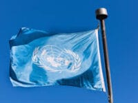 Bendera PBB yang sedang berkibar. PBB menyerukan investigasi mendalam terkiat dengan korban jiwa akibat kerusuhan di Indonesia.