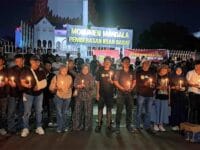 Buruh PT Huadi Nickel Alloy melakukan aksi unjuk rasa membakar lilin di depan Monumen Mandala.