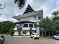 Gedung DPRD Makassar sebelum dibakar massa.