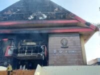 DIPERBAIKI. Gedung DPRD Sulsel yang rusak akibat demo rusuh, beberapa waktu lalu. Untuk sementara, para anggota DPRD Sulsel akan berkantor di kompleks Kantor PU.