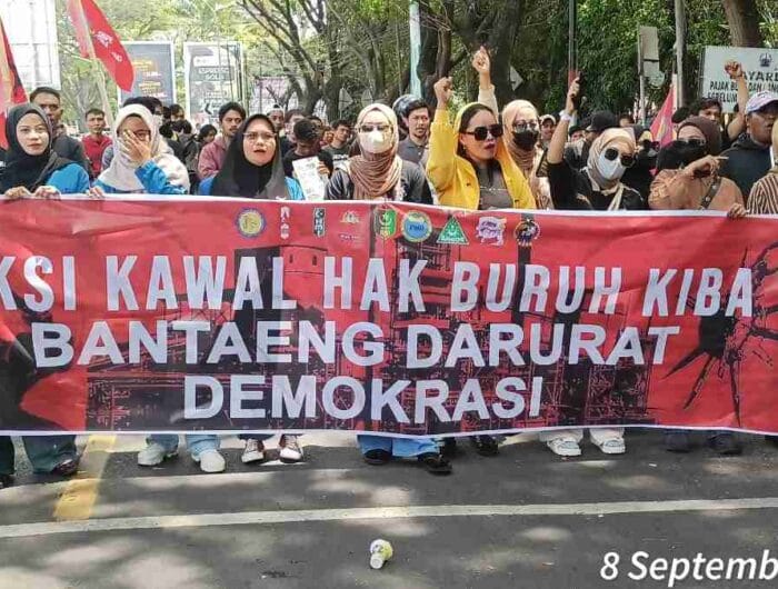 Delapan OKP bersama kelompok buruh di Bantaeng melakukan aksi unjuk rasa di depan DPRD Bantaeng, Senin, 8 September 2025.
