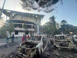 gedung DPRD Makassar yang dibakar, beberapa pekan lalu. Seorang warga melayangkan gugatan kepada Polda Sulsel terkait dengan kebakaran yang melanda korban jiwa ini.
