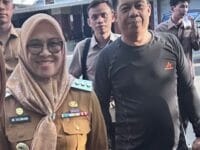 Bupati Gowa Husniah Talenrang (kiri) bersama Salah satu tokoh Gowa, H. Basir Daeng Bali sekaligus Ketua Lurus Jaya (kanan) di sela-sela Deklarasi Gowa Damai di Lapangan Sultan Hasanuddin