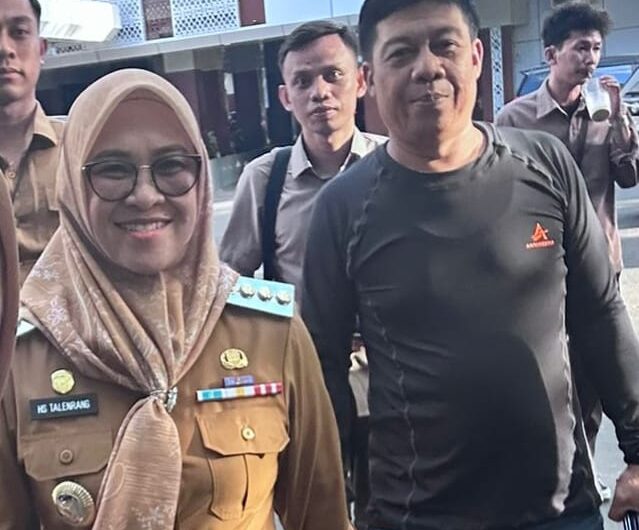 Bupati Gowa Husniah Talenrang (kiri) bersama Salah satu tokoh Gowa, H. Basir Daeng Bali sekaligus Ketua Lurus Jaya (kanan) di sela-sela Deklarasi Gowa Damai di Lapangan Sultan Hasanuddin