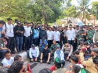 Bupati Gowa, Husniah Talenrang, memilih untuk duduk bersila di atas aspal, tepat di tengah kerumunan demonstran yang menuntut berbagai isu kebijakan nasional.