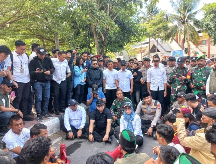 Bupati Gowa, Husniah Talenrang, memilih untuk duduk bersila di atas aspal, tepat di tengah kerumunan demonstran yang menuntut berbagai isu kebijakan nasional.