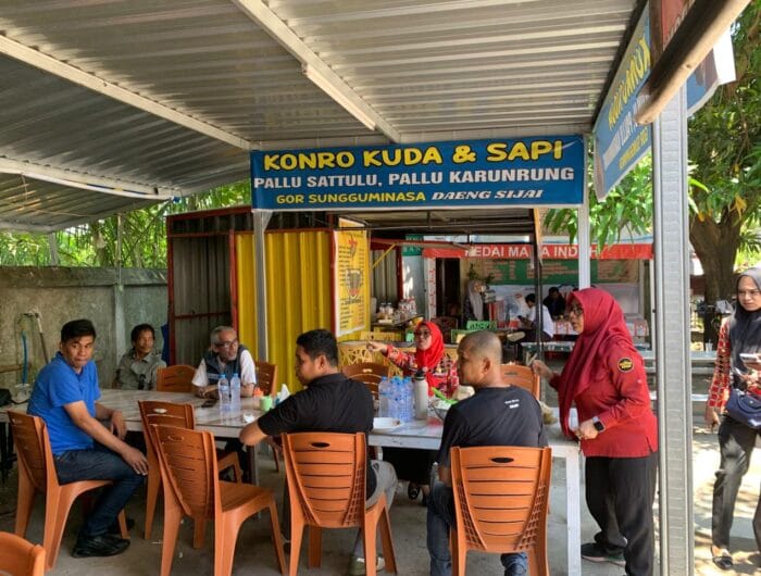 Bupati Gowa, Husniah Talenrang Nikmati Lezatnya Konro Pallu Sattulu