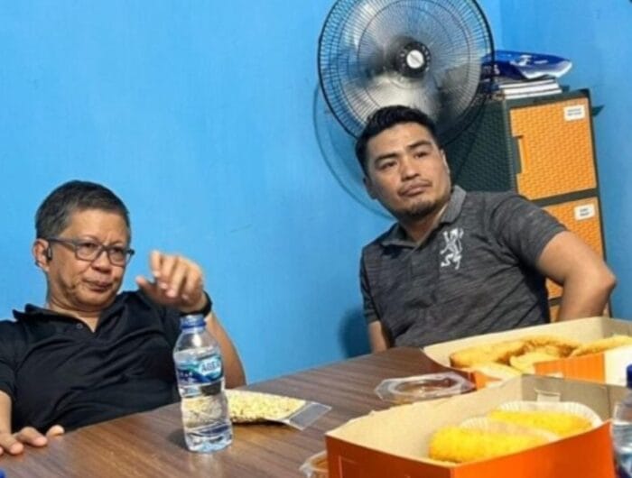 Syamsul Bahri Majjaga (kanan) bersama Pengamat politik Rocky Gerung beberapa waktu lalu di Makassar.