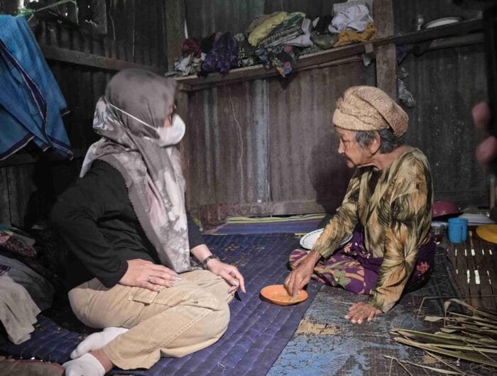 Bupati Gowa Naik Motor Kunjungi Warga Miskin Ekstrem di Hari Libur