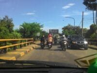 Situasi jembatan pasar sentral Kabupaten Maros. Jembatan ini akan diperlebar untuk mengurai kemacetan.