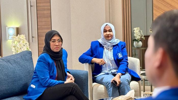 KOLABORASI. Ketua PAN Sulsel, Sitti Husniah Talenrang bersama dengan Irma Haeruddin saat menjemput SK PAN Sulsel di DPP PAN.