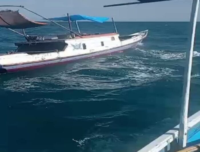 Tangkapan gambar sebuah video yang memperlihatkan sebuah kapal yang berlabuh tanpa awak di perairan laut Pangkep. Pengemudi kapal dilaporkan hilang saat mesin kapal masih menyala.