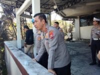 PUING. Kapolda Sulsel, Irjen Rusdi Hartono saat melihat kondisi DPRD Makassar, Senin 1 September 2025.