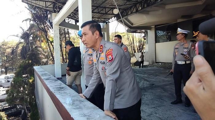 PUING. Kapolda Sulsel, Irjen Rusdi Hartono saat melihat kondisi DPRD Makassar, Senin 1 September 2025.