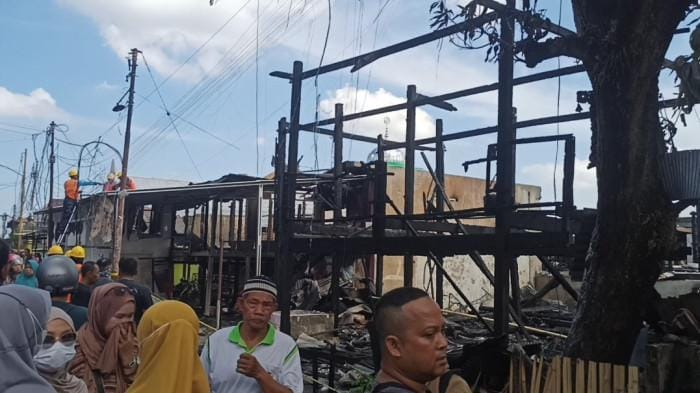 kebakaran hebat terjadi di Jalan Menara, Parepare, Seorang kakek tewas bersama cucunya dalam kebakaran yang menghanguskan lima rumah di kawasan itu.