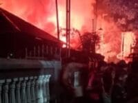 LUDES. Situasi saat delapan rumah yang terbakar di Maccini Sombala, Kota Makassar, Minggu 21 September 2025, dini hari.