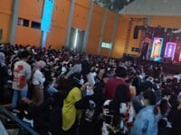 Konser musik di Mall Pipo Makassar berujung rusuh, empat orang dilaporkan terluka.