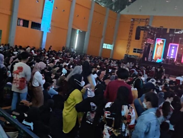 Konser musik di Mall Pipo Makassar berujung rusuh, empat orang dilaporkan terluka.