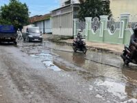 Kondisi ruas jalan di Galesong, Kabupaten Takalar, beberapa waktu lalu. Pemerintah mengucurkan Rp292 Miliar untuk memperbaiki jalan ini.