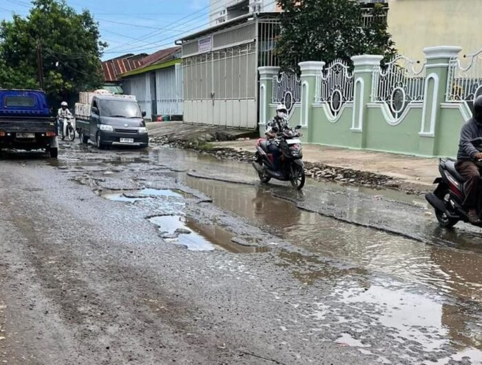 Kondisi ruas jalan di Galesong, Kabupaten Takalar, beberapa waktu lalu. Pemerintah mengucurkan Rp292 Miliar untuk memperbaiki jalan ini.
