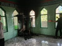 DIBAKAR. Sebuah masjid di Kabupaten Maros mendapat teror dari orang yang tidak dikenal. Masjid ini dibakar saat dini hari.