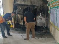 Tim Inafis sementara mengidentifikasi sisa kebakaran yang terjadi di salah satu bagian masjid yang dibakar oleh OTK, Senin, 9 september 2025.