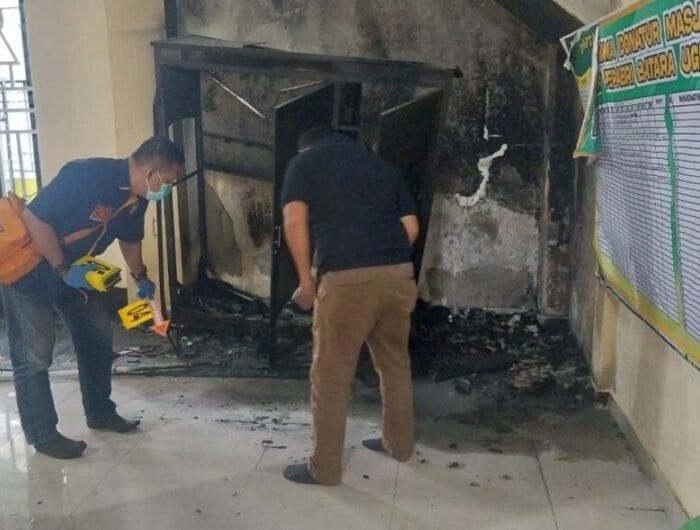 Tim Inafis sementara mengidentifikasi sisa kebakaran yang terjadi di salah satu bagian masjid yang dibakar oleh OTK, Senin, 9 september 2025.